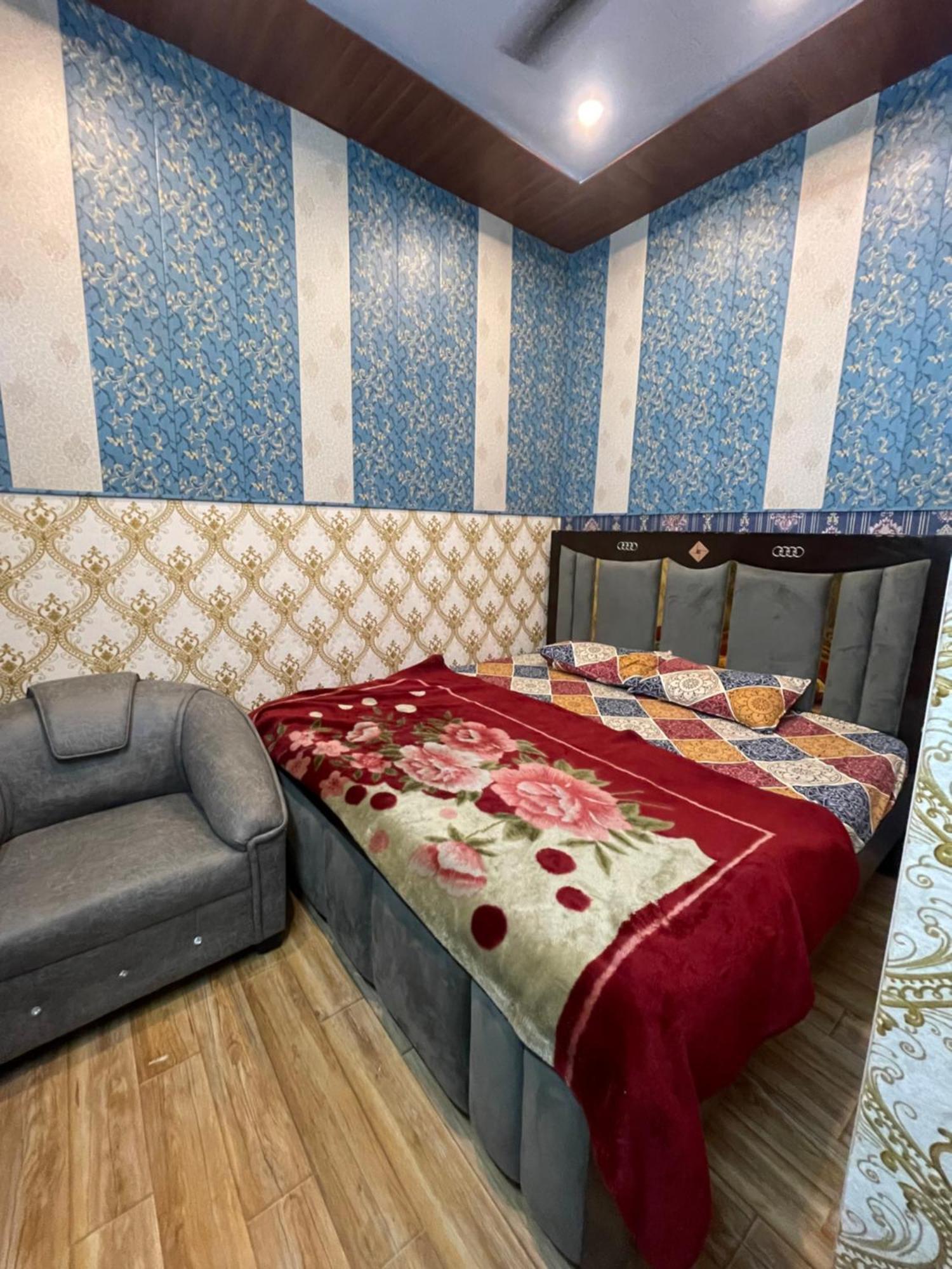Swastik Ravindpuri Apartment *