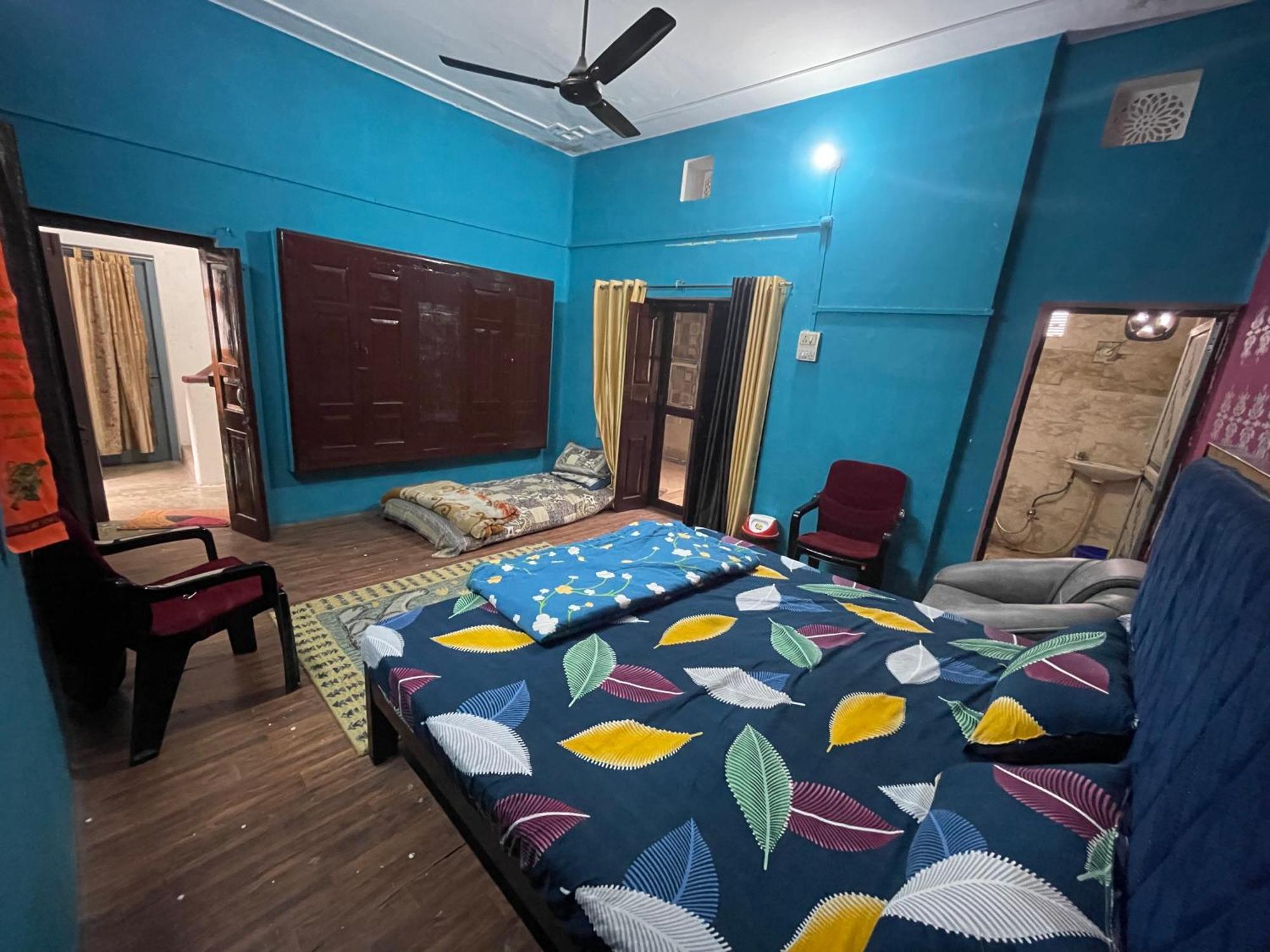 Swastik Ravindpuri Apartment *