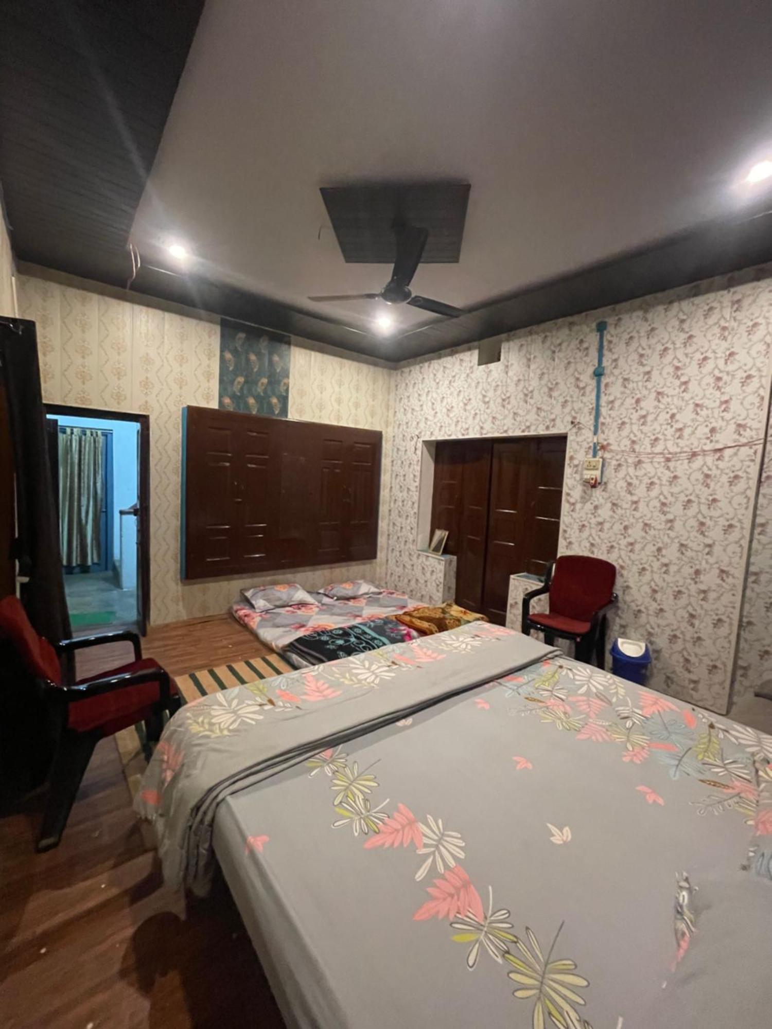 Swastik Ravindpuri Apartment *